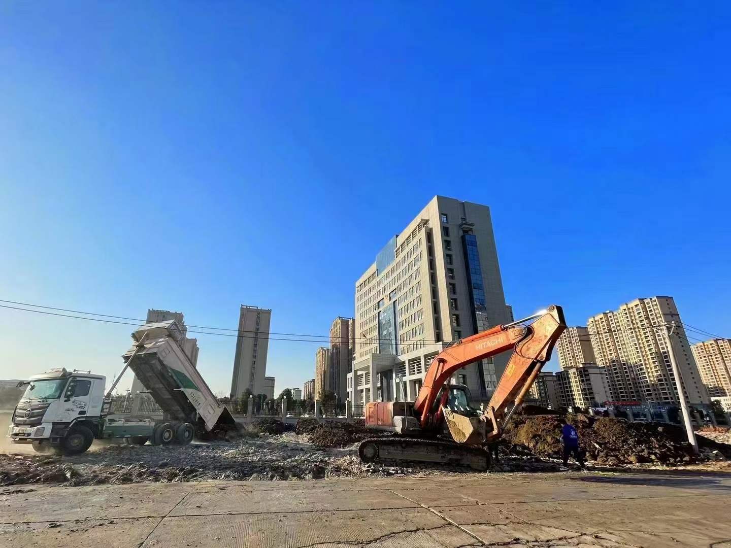 豪家集團承建的政務花園項目、污水管網(wǎng)項目、CBD公園項目施工中